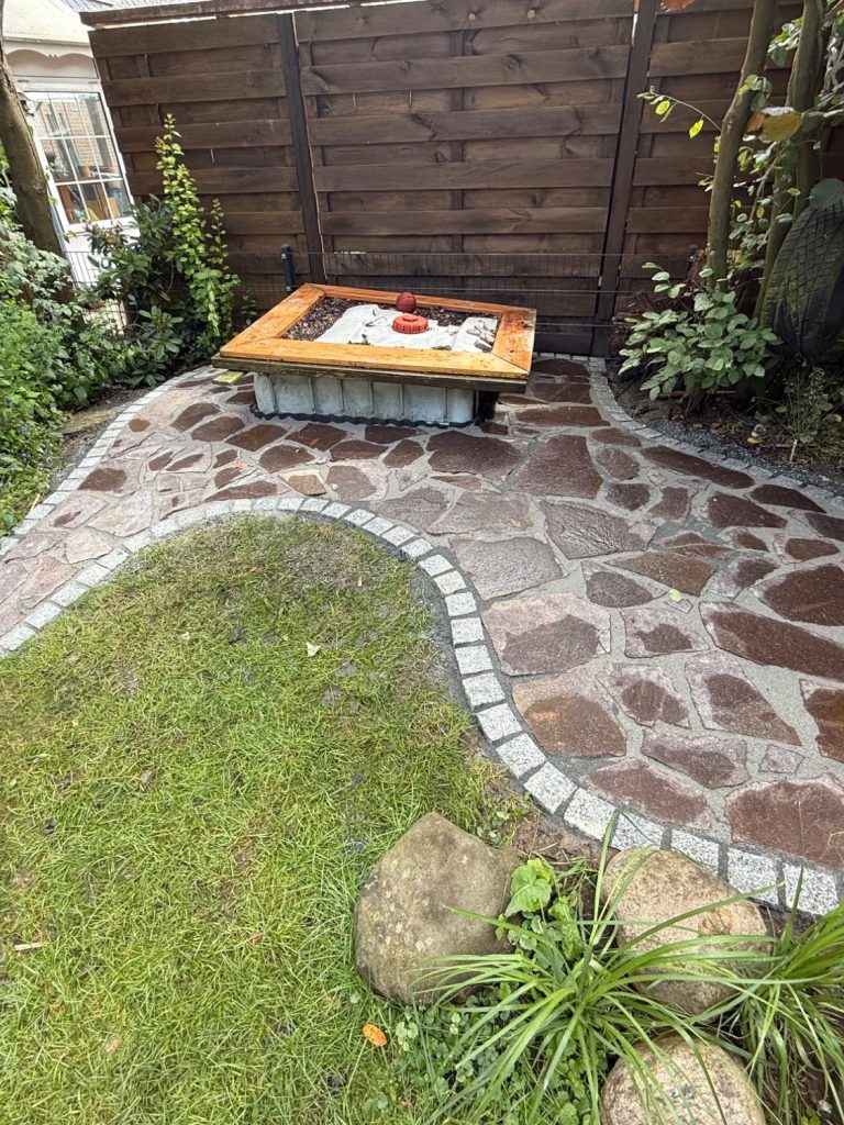 Neu gebautes Eingangspodest mit vier Kalkstein-Blockstufen, stilvoll eingefasst von gelblichen Palisaden – ausgeführt von LDM - Services im Bereich Garten- und Landschaftsbau. Die hochwertige Naturstein-Arbeit verleiht dem Hauseingang eine einladende und zugleich stabile Optik. Ideal für Kunden, die Wert auf langlebige, ästhetische und fachgerecht verlegte Eingangslösungen legen. Eingangspodest mit vier Kalkstein-Blockstufen und gelblichen Palisaden – gebaut von LDM - Services.
