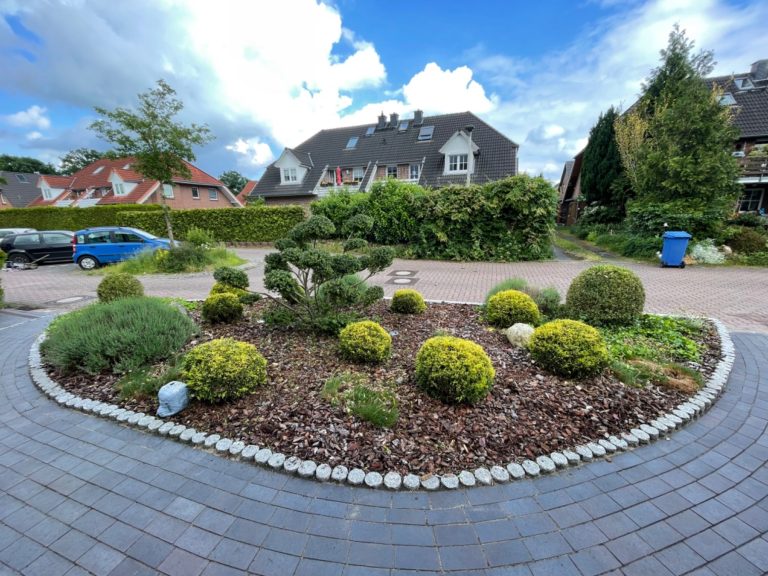 Beet Gestaltung Neu gestaltetes Beet mit Thuja, Ziergräsern und Rindenmulch durch LDM Services in Uetersen – pflegeleichte Gartengestaltung